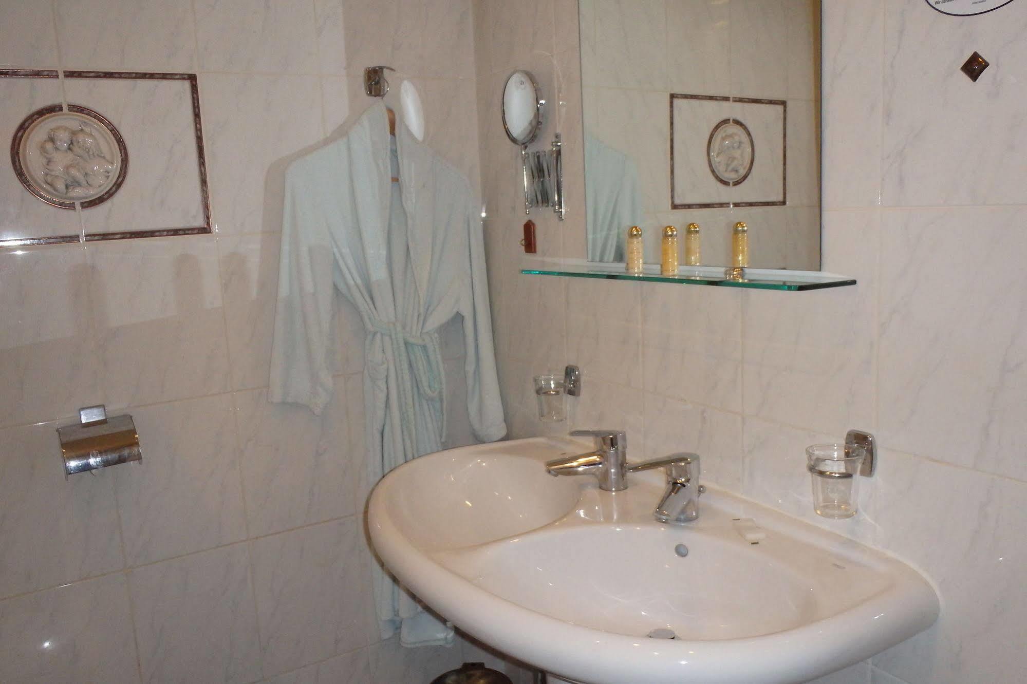 Hotel Maillot Ньой сюр Сен Екстериор снимка